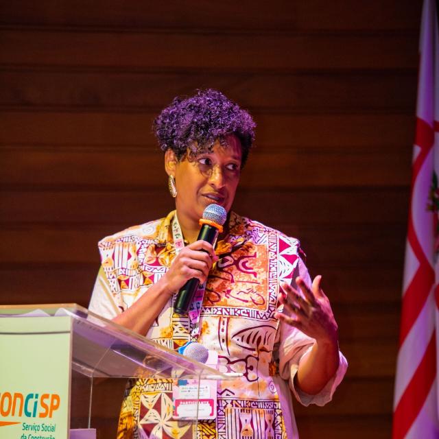 Palestrante da AMEAG SP discursando ao microfone em evento