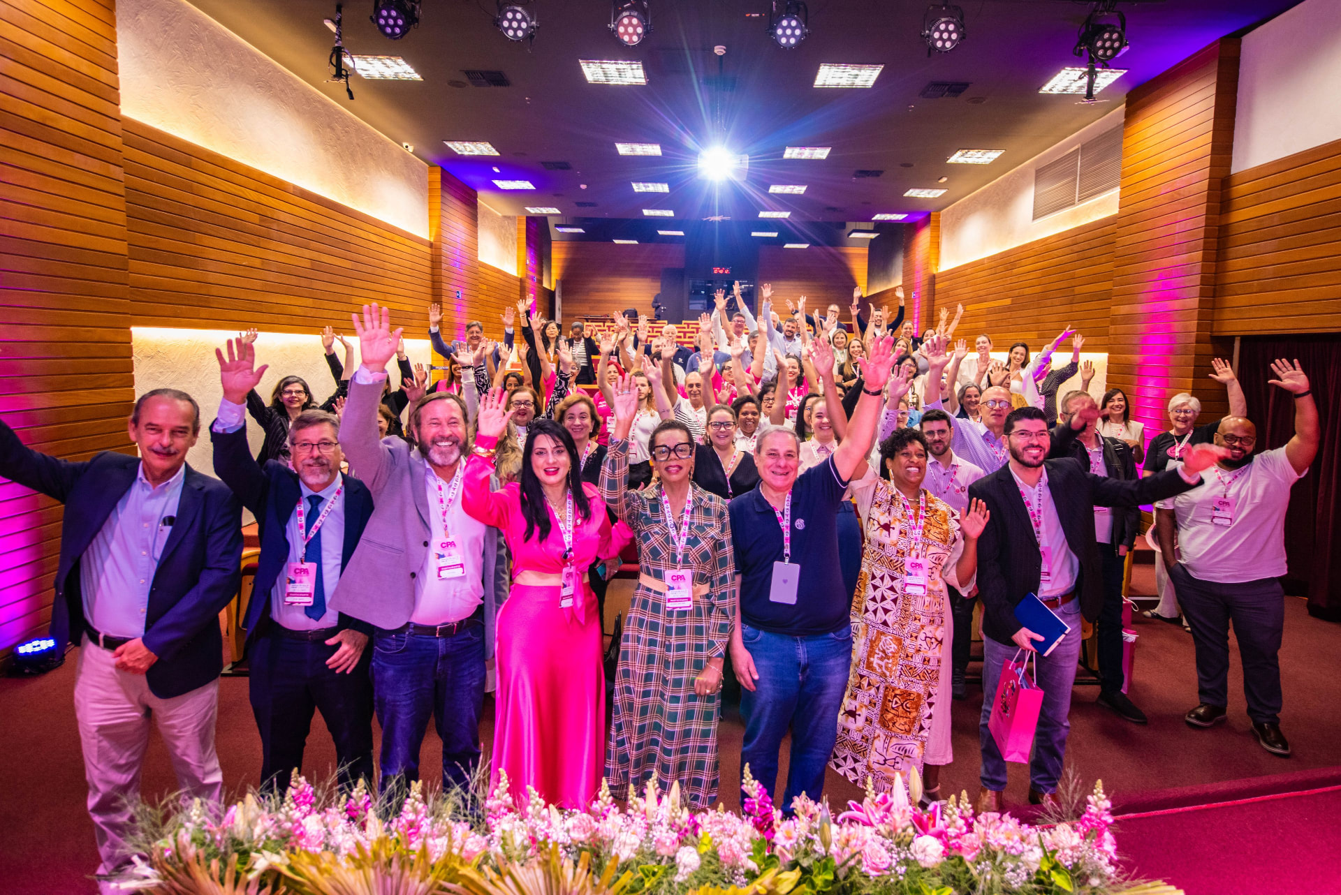 Participantes do congresso da AMEAG SP celebrando de braços erguidos